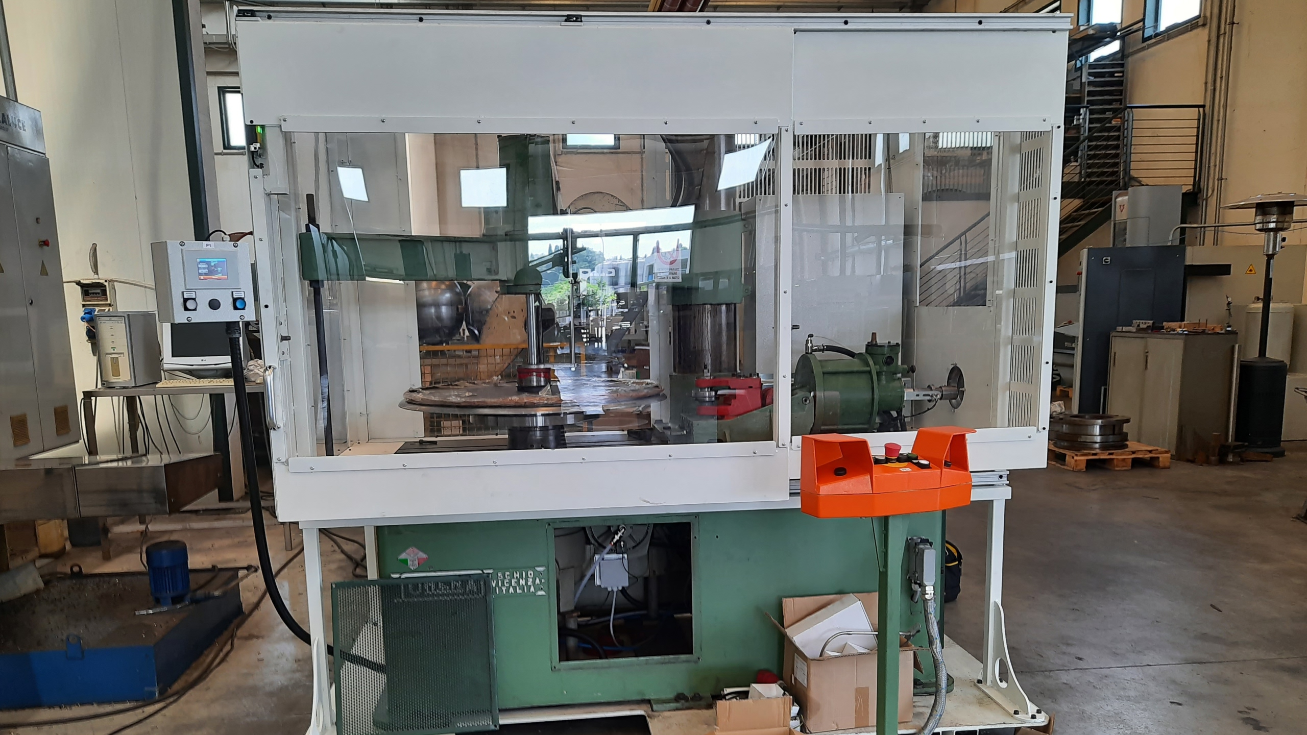 Revamping macchina rifilatura coperchi